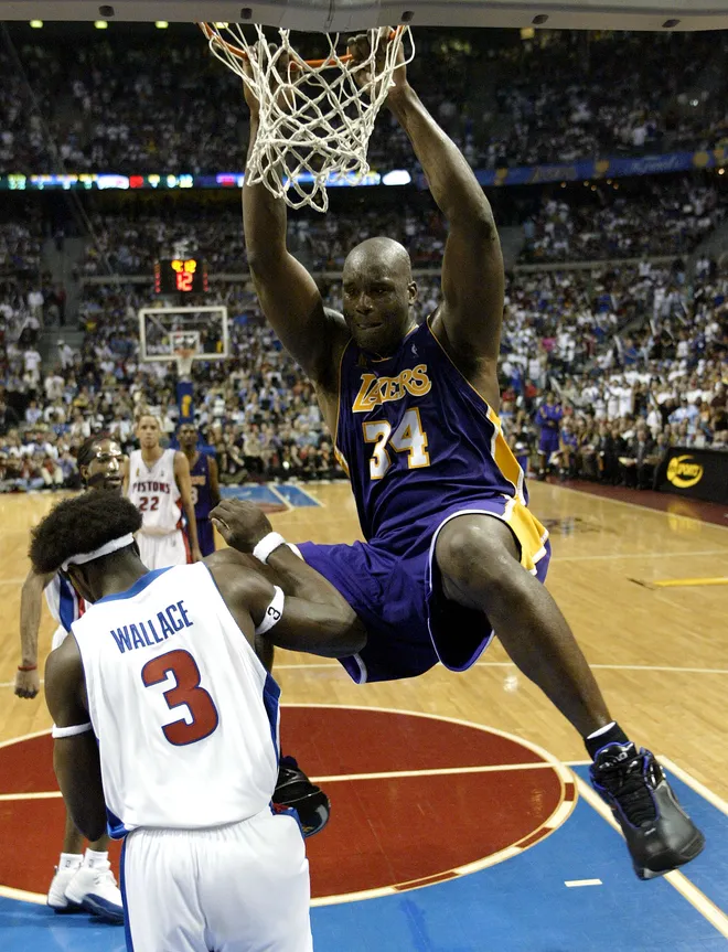 Shaquille O'neal dunking basketball